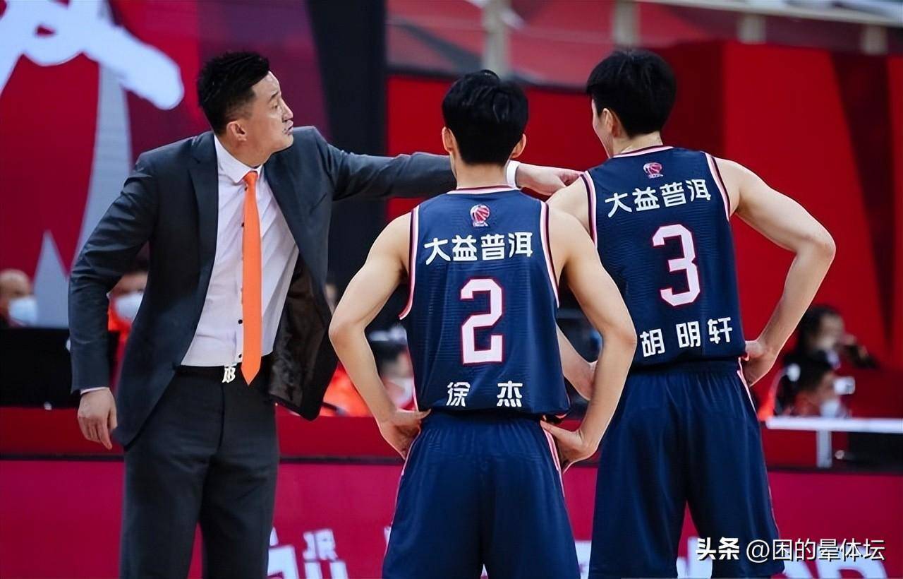 广东队在CBA季后赛中打出团战,被誉为球迷泪目 广东队在CBA季后赛中打出团战,被誉为球迷泪目