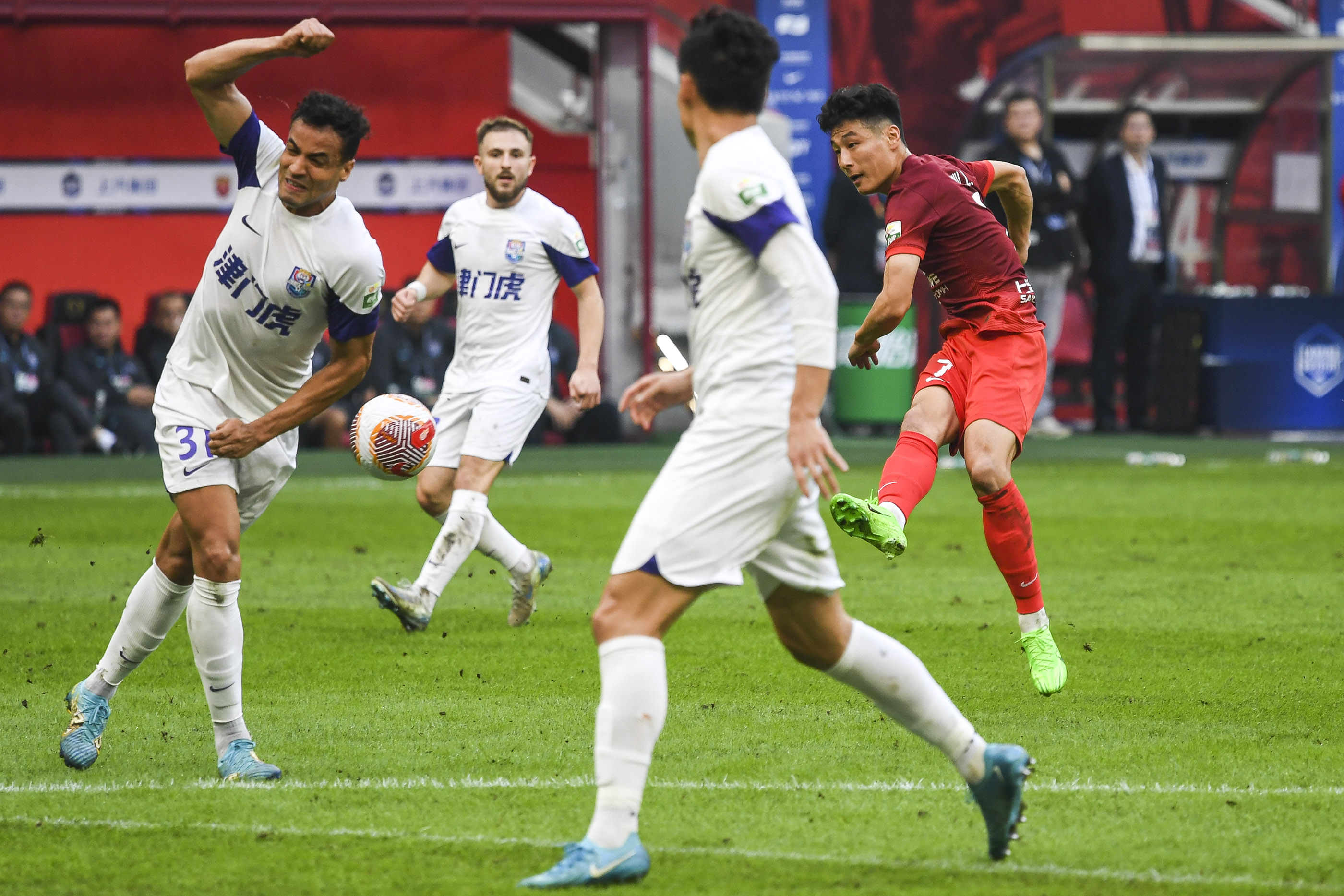 上海海港成为本场最大亮点,中超瞬间破防,封盖的简单介绍 上海海港成为本场最大亮点,中超瞬间破防,封盖的简单介绍