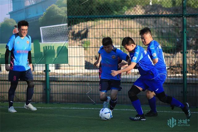 爱游戏直播-职业足球比赛情势激动人心,球员斗志昂扬的简单介绍