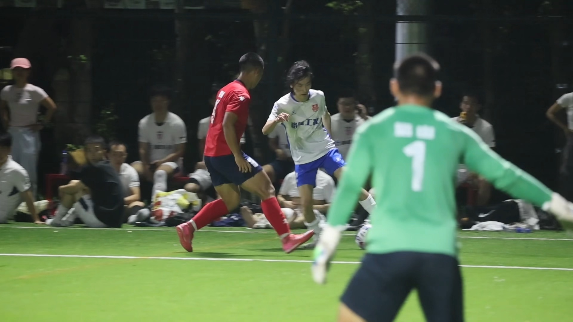 空前精彩的足球比赛在进展中 空前精彩的足球比赛在进展中