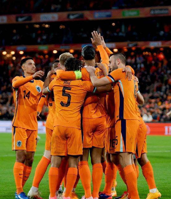 荷兰女足队员表现抢眼,备战关键比赛 荷兰女足队员表现抢眼,备战关键比赛