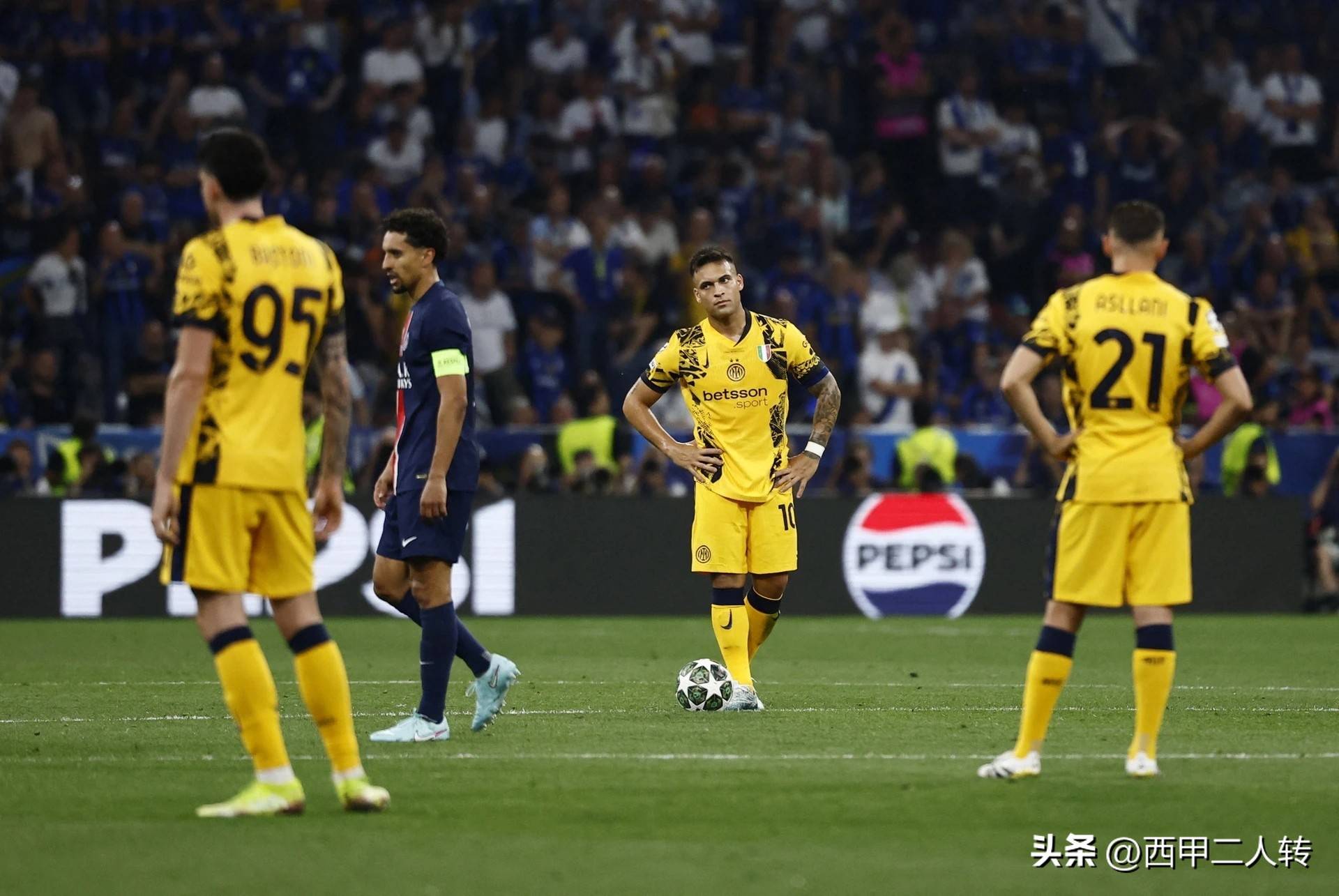 爱游戏官方-球队的表现在国际舞台上引发热议