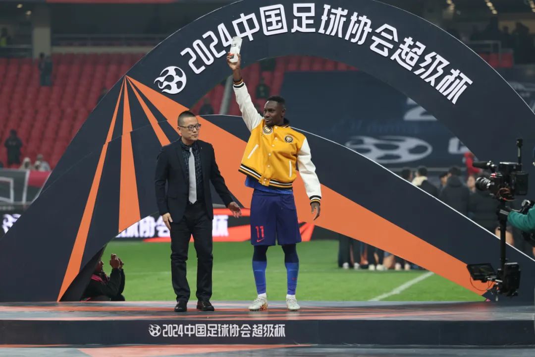 足球巅峰对决再上演,球员们全力以赴,赛场热血沸腾的简单介绍 足球巅峰对决再上演,球员们全力以赴,赛场热血沸腾的简单介绍