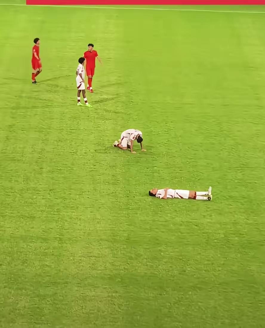 激烈的比赛场面让球迷心跳加速 激烈的比赛场面让球迷心跳加速