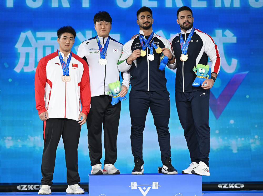 举重比赛男子组决赛展开激烈角逐 举重比赛男子组决赛展开激烈角逐