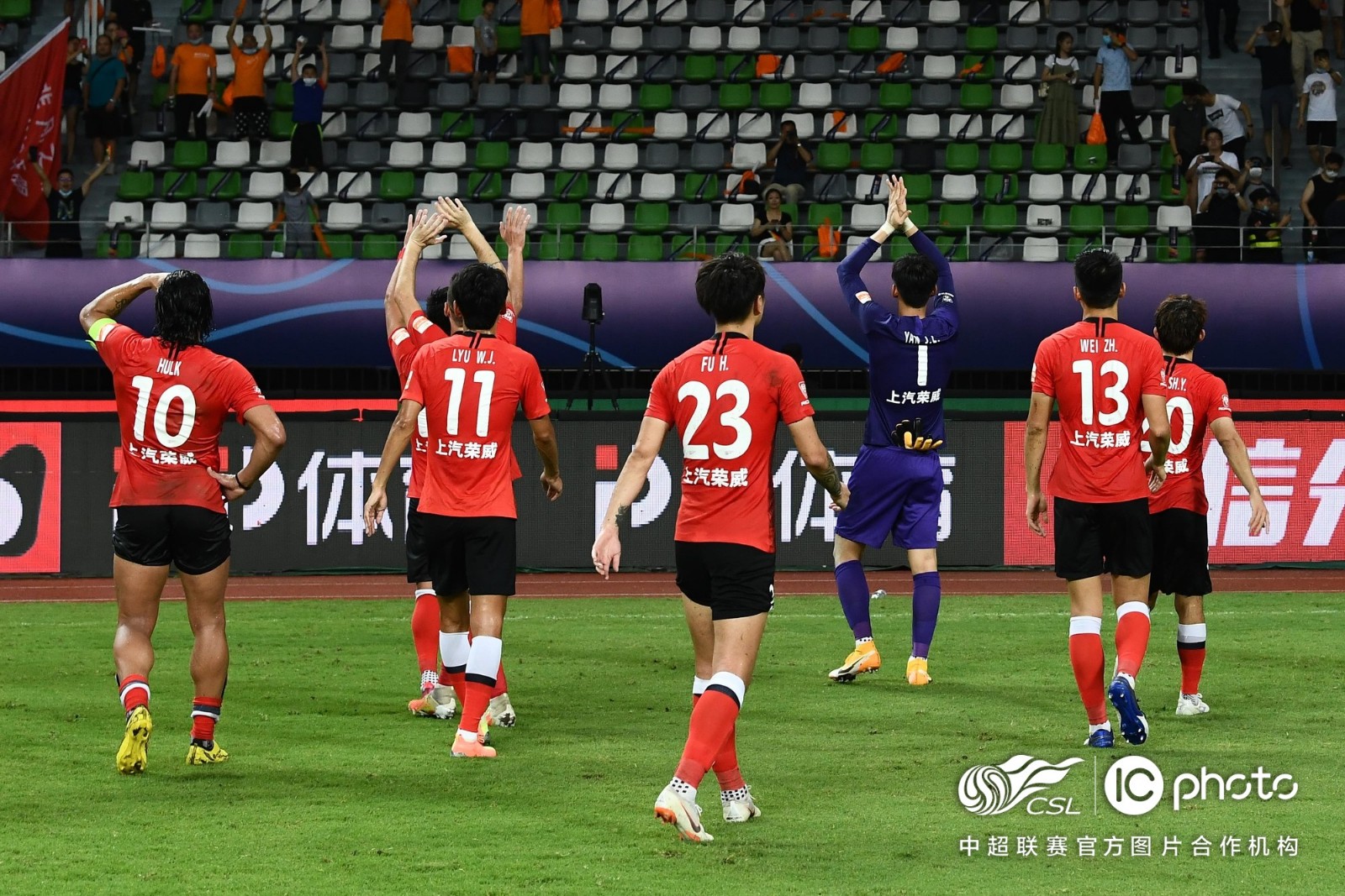 爱游戏电竞-忠诚的胜利:球迷们见证了球队的胜利