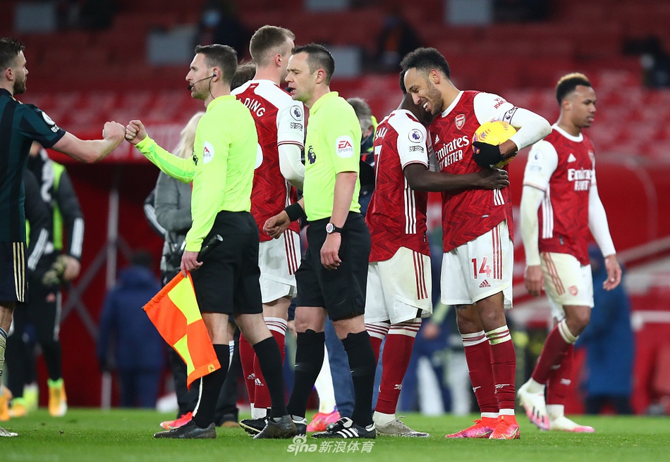 爱游戏网页版-阿森纳披挂出征,奥巴梅杨上演帽子戏法猛扣对手