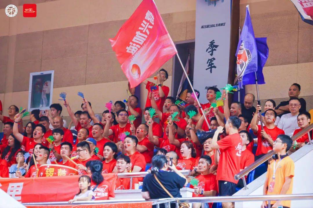 队员技术过硬,为球队连胜创造条件 队员技术过硬,为球队连胜创造条件