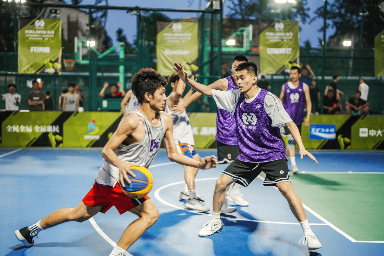 篮球比赛中球员们的团队合作备受赞誉 篮球比赛中球员们的团队合作备受赞誉