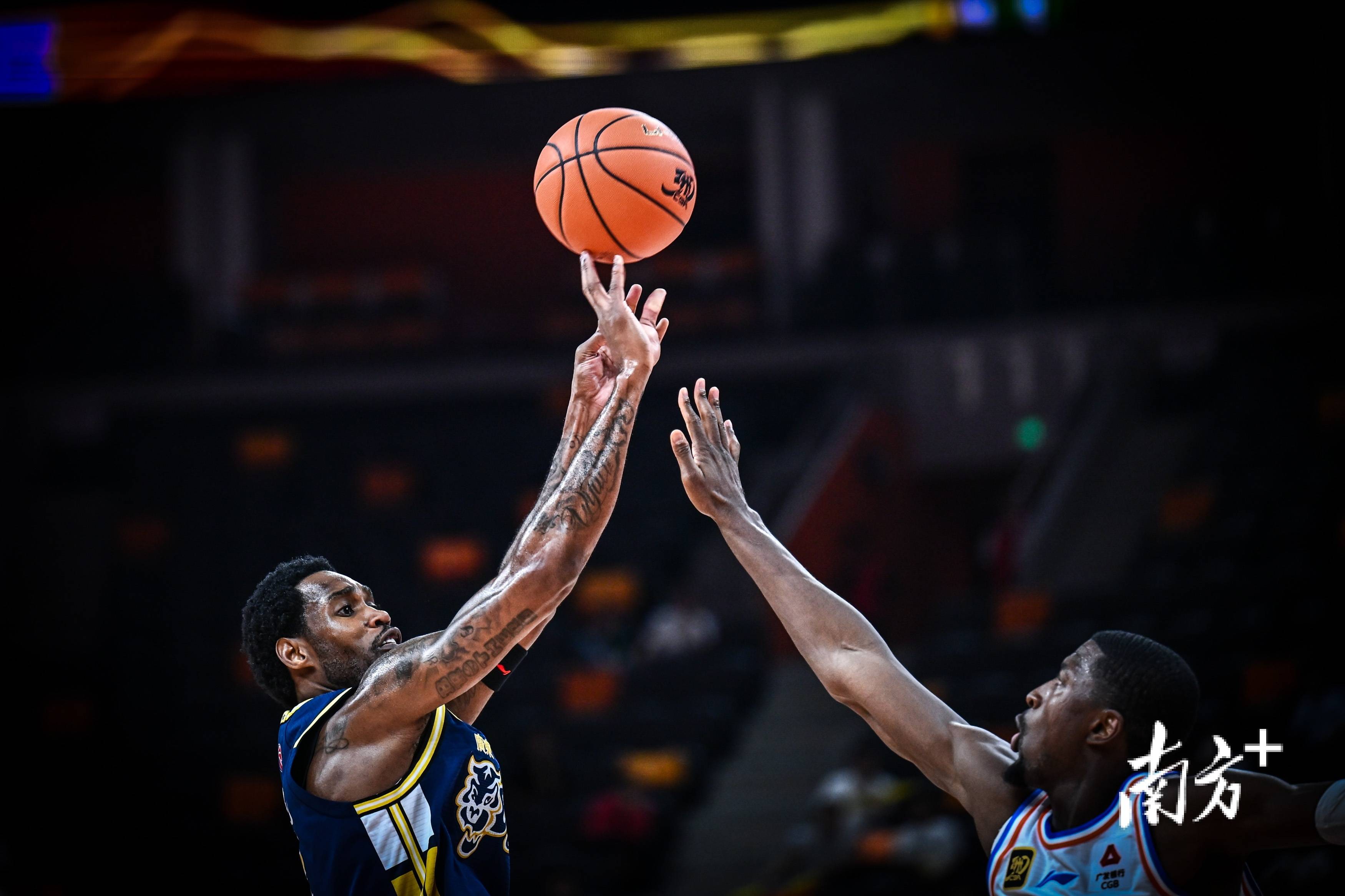 主场大胜对手,连续取得胜利的简单介绍 主场大胜对手,连续取得胜利的简单介绍