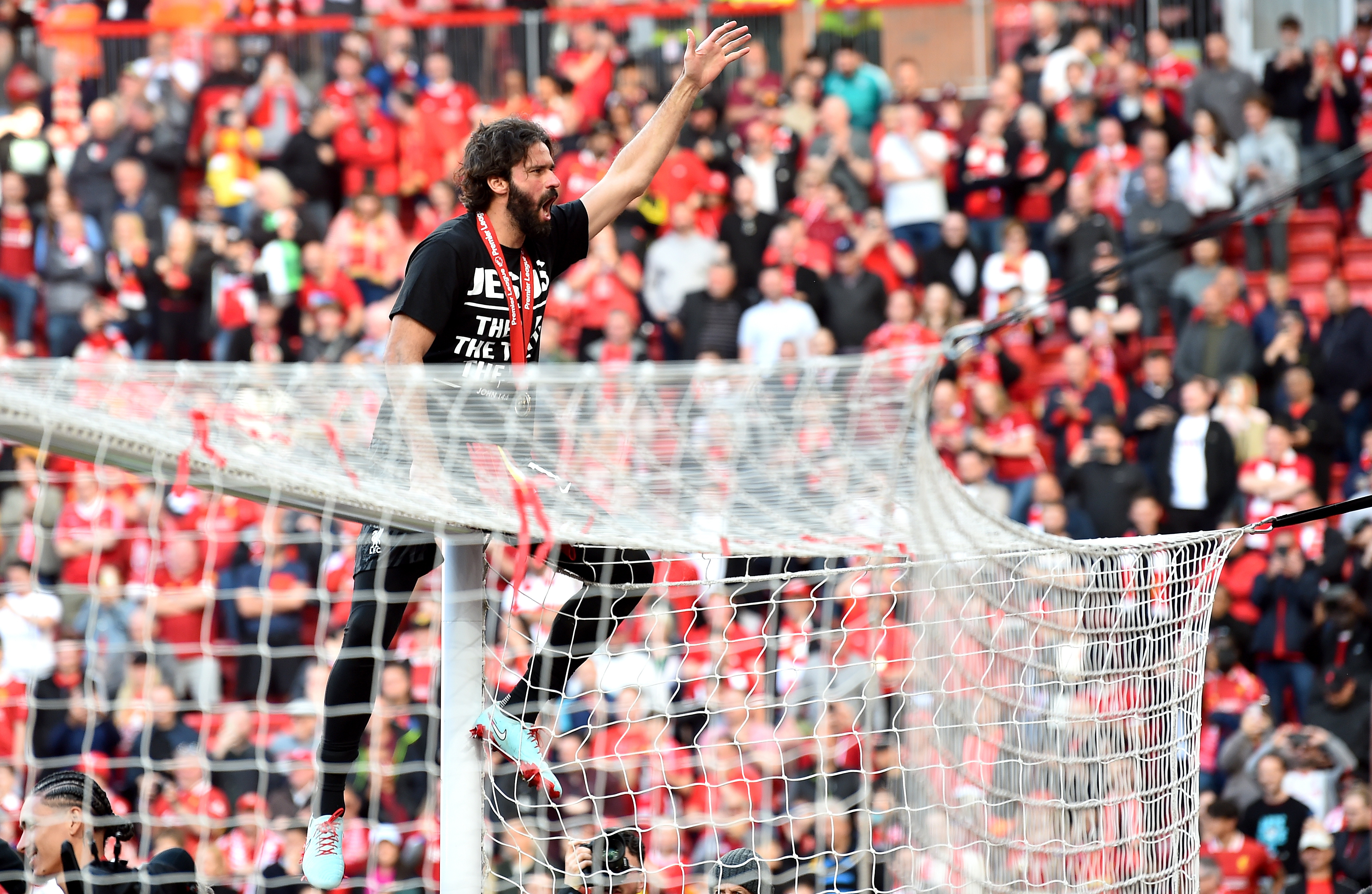 利物浦主场告捷,法比尼奥进球猛演 利物浦主场告捷,法比尼奥进球猛演