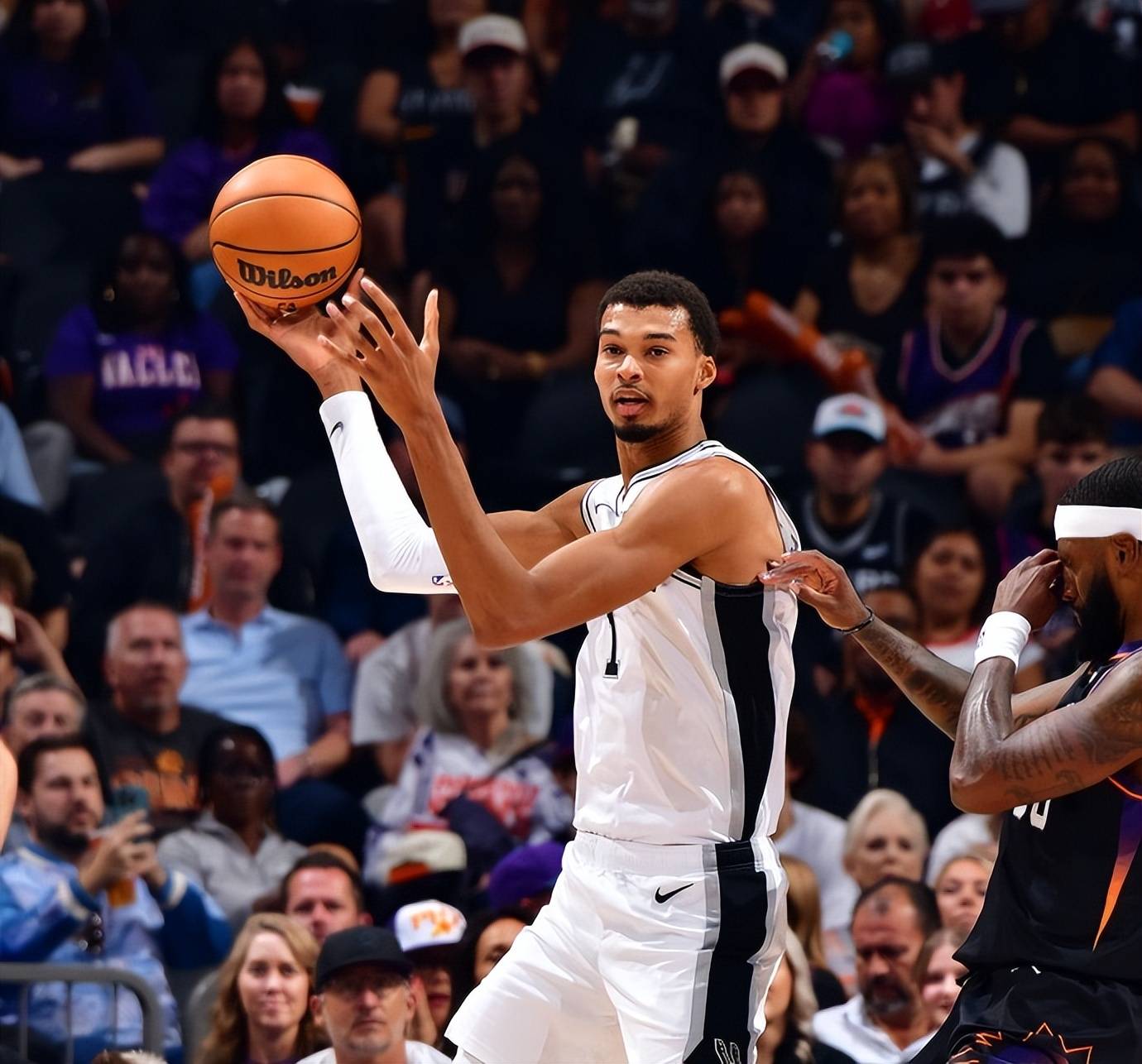 爱游戏网址-包含快艇队主场击败马刺队,继续保持不败纪录的词条